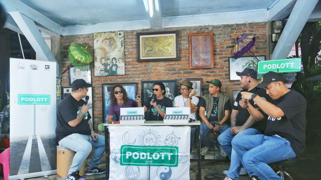 Slank memperkenalkan produk vape terbaru mereka di Potlot