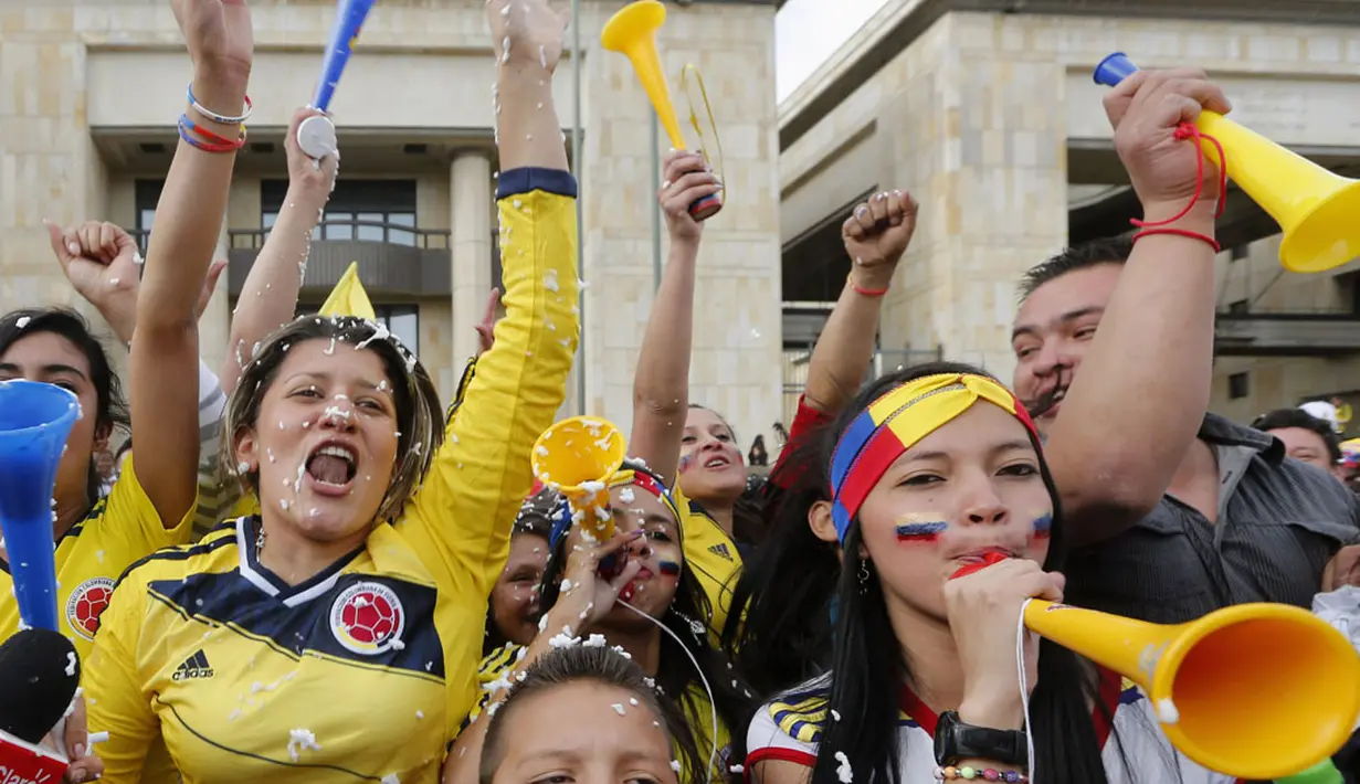 Tiupan trompet warga Kolombia di Bolivar Square, Bogota, (28/6/2014) menyambut sukses tim asuhan Jose Pekerman masuk ke fase delapan besar Piala Dunia 2014. (REUTERS/John Vizcaino)