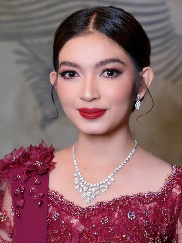 6 Gaya Mentereng Iriana Jokowi, Selvi Ananda, dan Erina Gudono Padukan Kebaya dengan Perhiasan Berlian Mewah di Pernikahan Kerabat