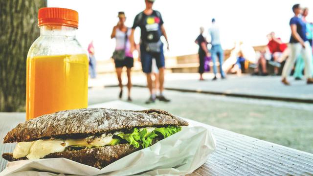 Ilustrasi snack, camilan, paket makanan dan minuman