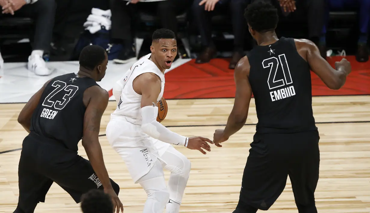 Aksi Russell Westbrook (tengah) mencoba melewati dua pemain dari Team Stephen, Draymond Green (kiri) dan Joel Embiid (kanan) pada laga NBA All-Star basketball game di Los Angeles, (18/2/2018). Tim LeBron menang 148-145. (AP Photo/Alex Gallardo)