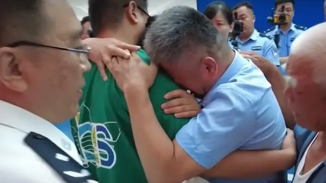 Momen Haru Pria Dipersatukan Kembali dengan Anaknya yang Hilang Diculik 24 Tahun Lalu