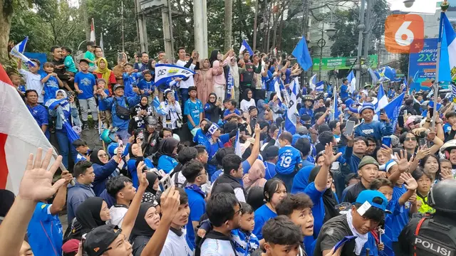 Bobotoh menantikan konvoi juara Persib Bandung