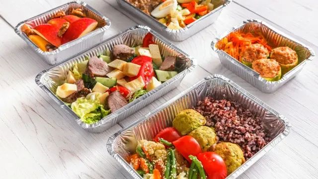 Menyediakan Menu Berbuka Gratis untuk Orang yang Lewat Depan Rumah