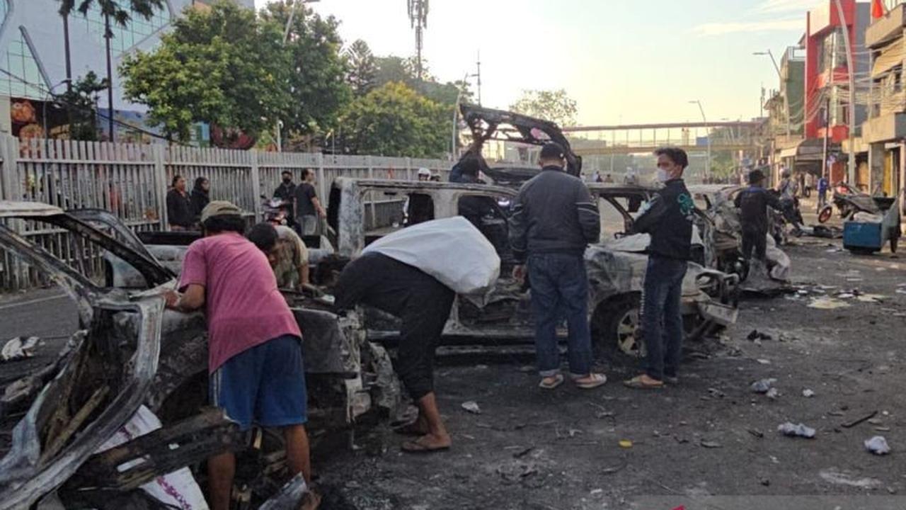 Insiden Penyerangan Polres Jaktim: Ratusan Massa Serang Markas, Puluhan Kendaraan Hangus Terbakar
