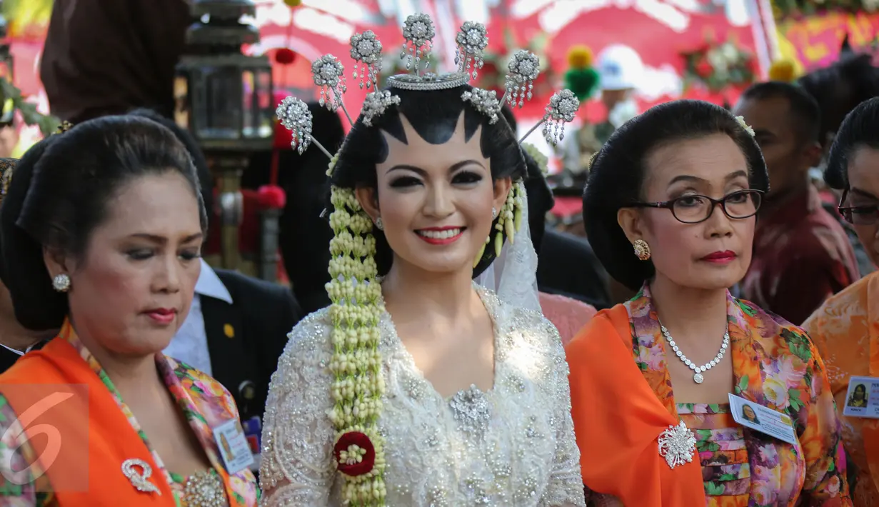 Selvi Ananda (tengah) tampak cantik mengenakan kebaya putih dan riasan khas pengantin adat Jawa saat tiba di tempat akad nikah sekaligus resepsi di Gedung Graha Saba Buana, Solo, Jawa Tengah, Kamis (11/6/2015). (Liputan6.com/Faizal Fanani) 