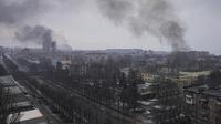Asap mengepul setelah serangan udara Rusia di Mariupol, Ukraina (9/2/2022). Serangan Rusia telah merusak parah sebuah rumah sakit bersalin di kota pelabuhan Mariupol yang terkepung, kata pejabat Ukraina. (AP Photo/Evgeniy Maloletka)