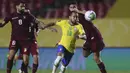 Gelandang Brasil, Everton Ribeiro, berebut bola dengan gelandang Venezuela, Tomas Rincon, pada laga lanjutan kualifikasi Piala Dunia 2022 zona CONMEBOL di Stadion Morumbi, Sabtu (14/11/2020) pagi WIB. Brasil menang 1-0 atas Venezuela. (AFP/Fernando Bizerra/pool)