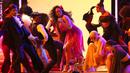 Rihanna bernyanyi sambil menari saat mengibur penonton di Grammy Awards ke-60 di Madison Square Garden, New York (28/1). Dalam penampilannya, Rihanna asyik bergoyang mengikuti irama. (Photo by Matt Sayles/Invision/AP)