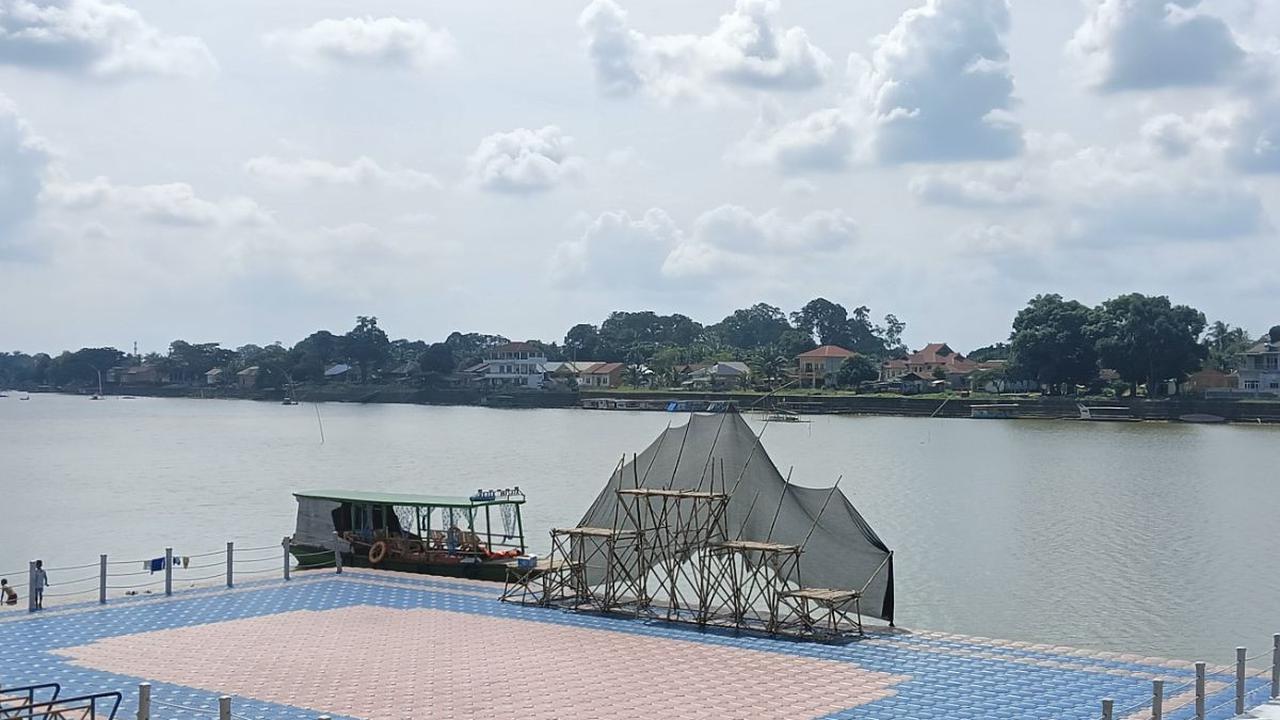 Kapal wisata yang membawa rombongan Wakil Wali kota Jambi dan jajaran Kemendikbudristek mengalami masalah saat berlayar di Danau Sipin, Jambi.