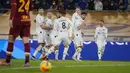 Bek Lecce, Arturo Calabresi (kanan) berselebrasi usai mencetak gol ke gawang AS Roma pada pertandingan 16 besar Coppa Italia di stadion Olimpiade Roma, Jumat (21/1/2022). AS Roma menang atas Lecce 3-1. (AP Photo/Alessandra Tarantino)