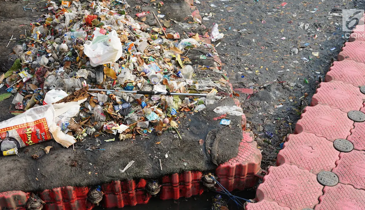 Penampakan sampah dari aliran Kali Item di kawasan Kemayoran, Jakarta, Rabu (4/9/2019). Selain menimbulkan bau tidak sedap, kondisi tersebut juga berpotensi menjadi sarang penyakit. (Liputan6.com/Immanuel Antonius)