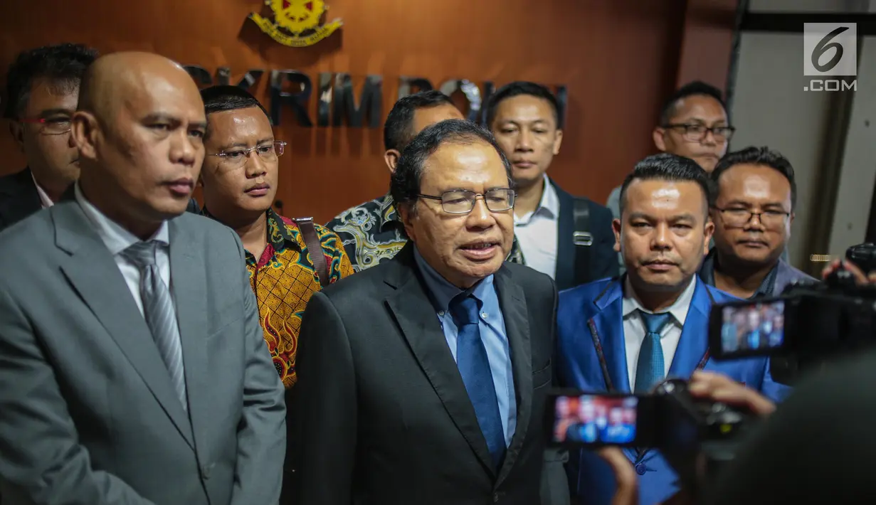 Mantan Menko Kemaritiman Rizal Ramli memberikan keterangan setibanya di Bareskrim Polri, Jakarta, Senin (26/11). Rizal diperiksa sebagai pelapor atas dugaan pencemaran nama baik dengan terlapor Ketum Partai Nasdem Surya Paloh. (Liputan6.com/Faizal Fanani)