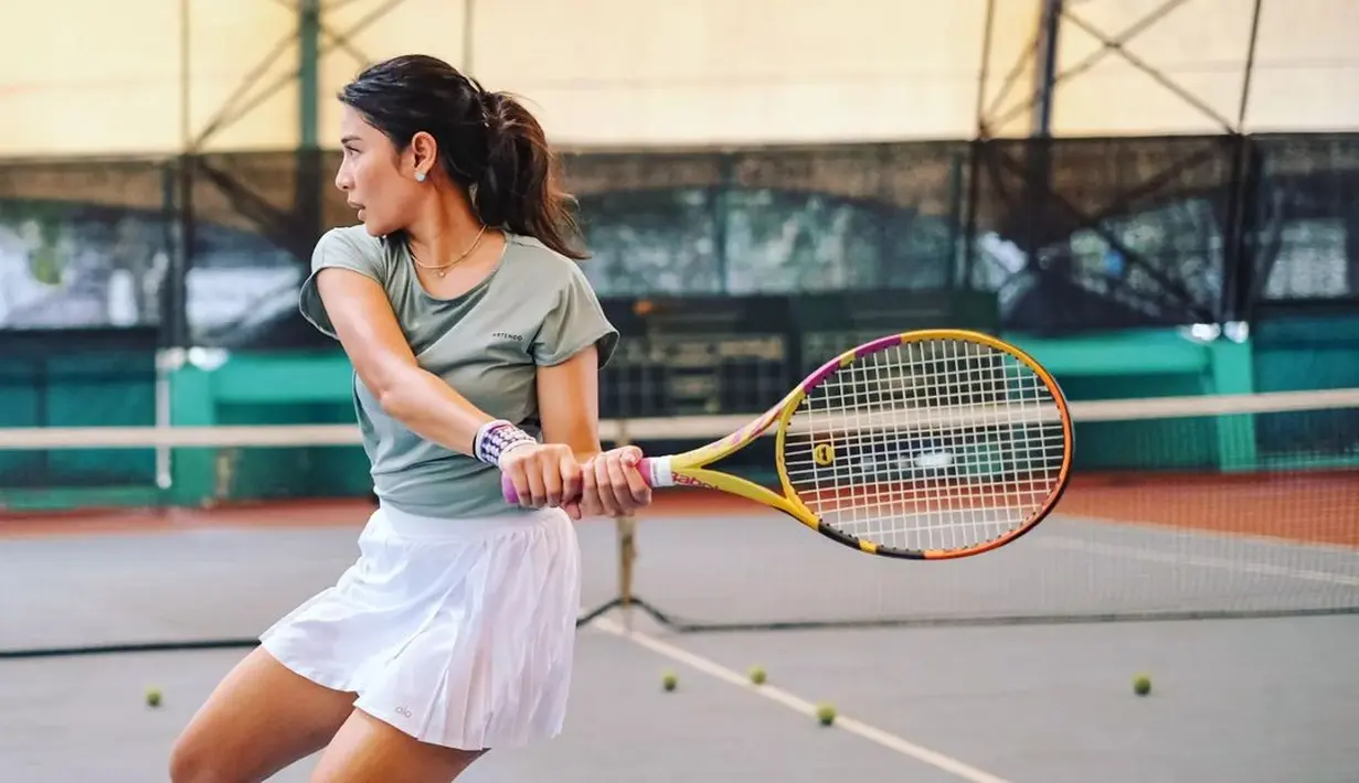 Dian Sastrowardoyo tunjukkan kegigihannya bermain tenis dengan outfit yang satu ini [instagram/therealdianstr]