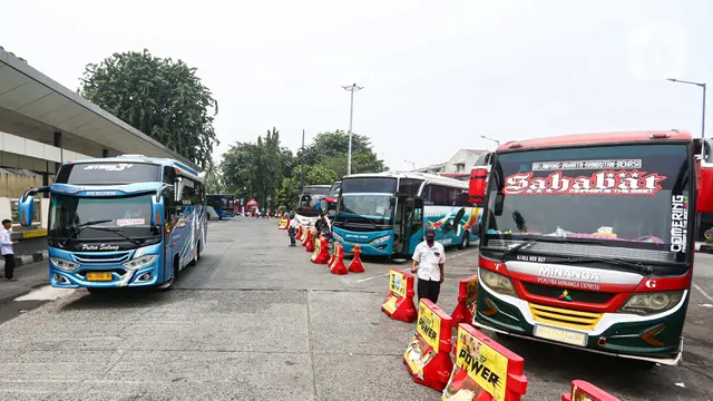 Calon Penumpang Padati Terminal Kalideres