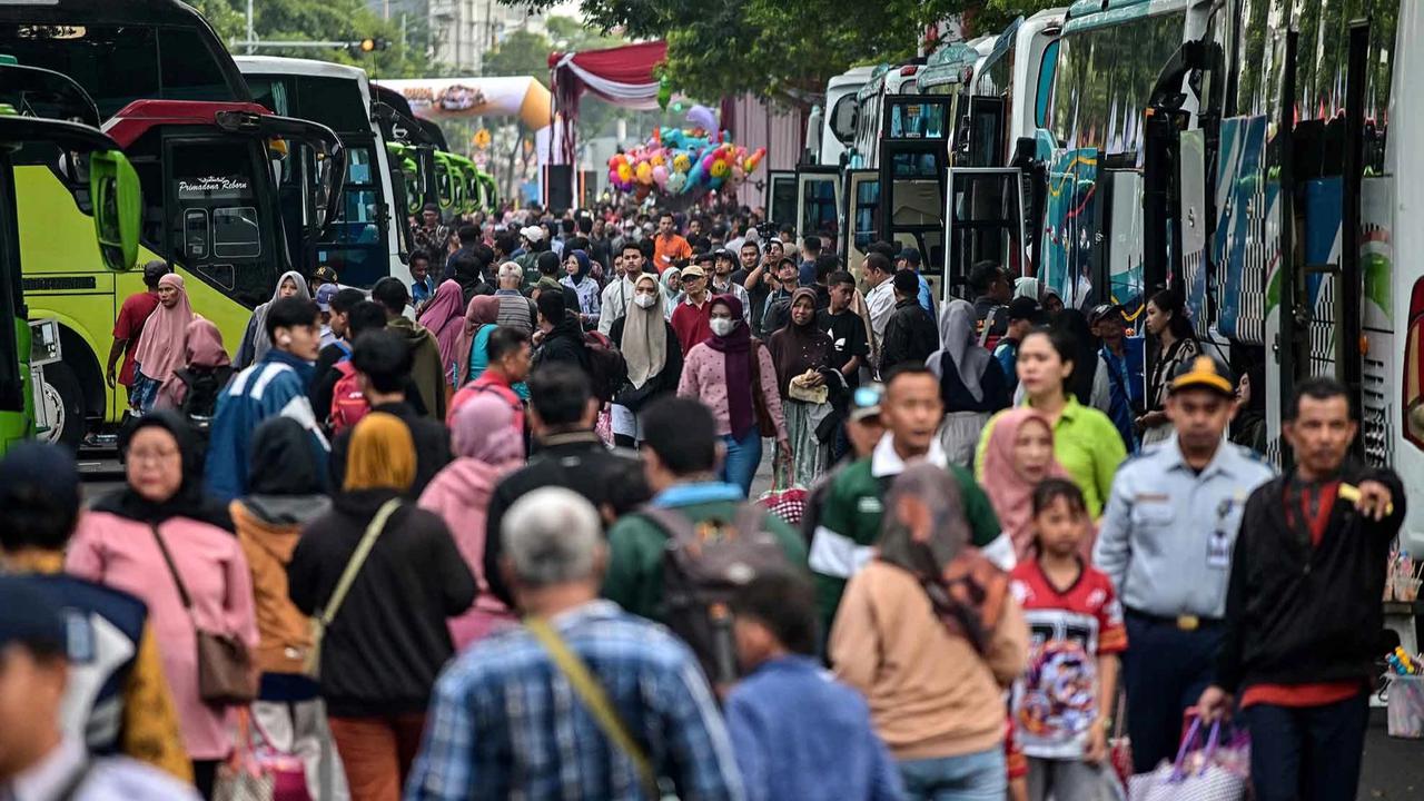 FOTO: Ribuan Warga Antusias Ikuti Program Mudik Gratis di Surabaya
