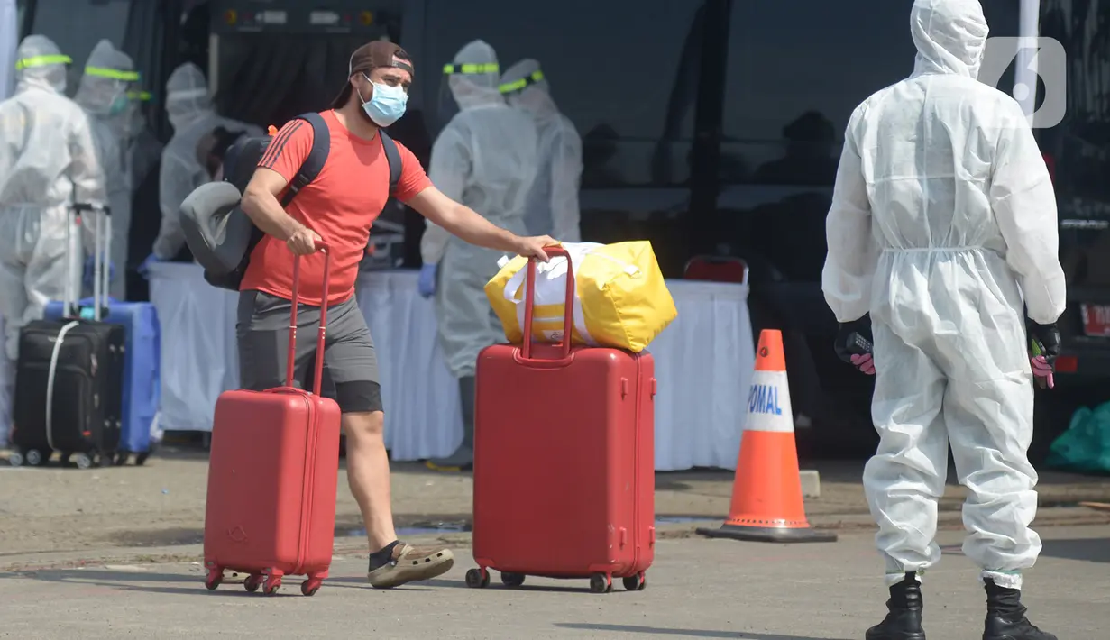 Pekerja migran Indonesia yang didominasi warga negara asing tiba di Dermaga JICT Pelabuhan Tanjung Priok, Jakarta,  dengan menggunakan kapal MV Costa Mediterania pada Selasa (6/10/2020). Dari total 99 orang yang tiba, 82 di antaranya adalah WNA dari delapan negara. (merdeka.com/Imam Buhori)