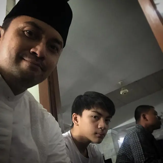7 Potret Anjasmara dan Putra Bungsunya, Mirip Kakak Adik