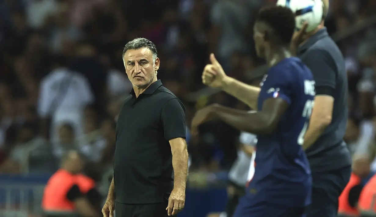 Tertinggal satu gol, pelatih PSG Christphe Galtier menginstruksikan pasukannya untuk lebih gencar melakukan tekanan ke pertahanan AS Monaco. (AP/Aurelien Morissard)