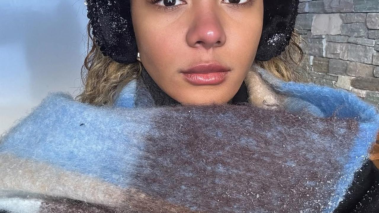 7 Potret Zsa Zsa Utari di Switzerland, Salfok Dengan Hidung Mancung yang Memerah