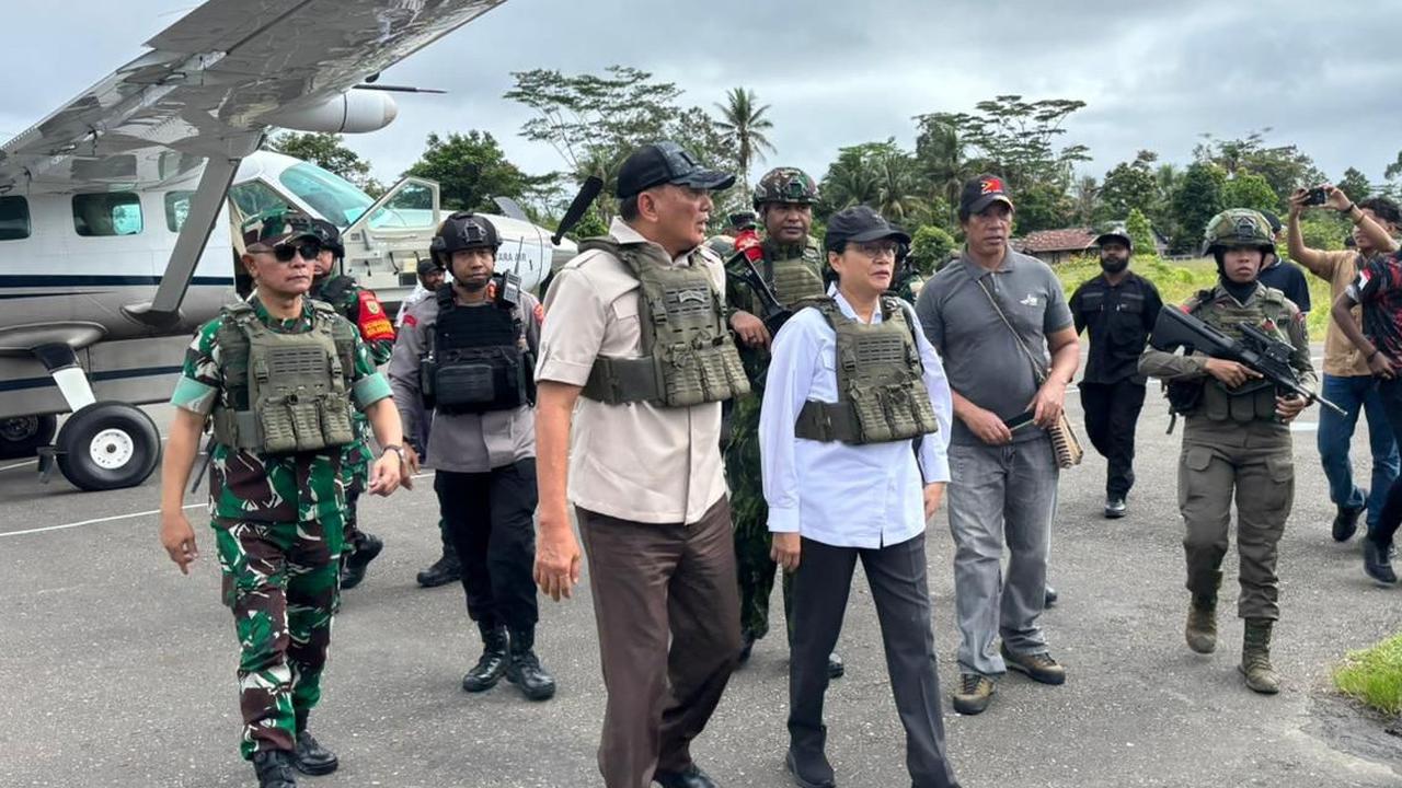 9 Polwan Bersenjata Lengkap Siaga Penuh Jaga Sri Mulyani di Daerah Rawan Konflik Nduga Papua