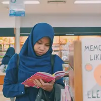 Ilustrasi Muslimah Membaca Buku Credit: pexels.com/Lisda