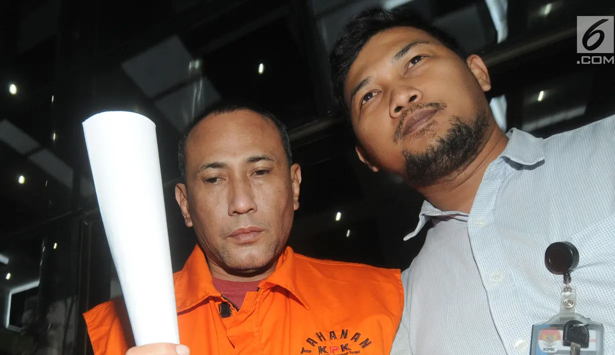 Pengusaha Elviyanto, orang kepercayaan I Nyoman Dhamantra memakai rompi tahanan usai menjalani pemeriksaan di Gedung KPK, Jakarta, Jumat (9/8/2019). Elviyanto ditahan bersama 5 tersangka terkait suap izin impor bawang putih dari Kementan dan SPI dari Kemendag. (merdeka.com/Dwi Narwoko)