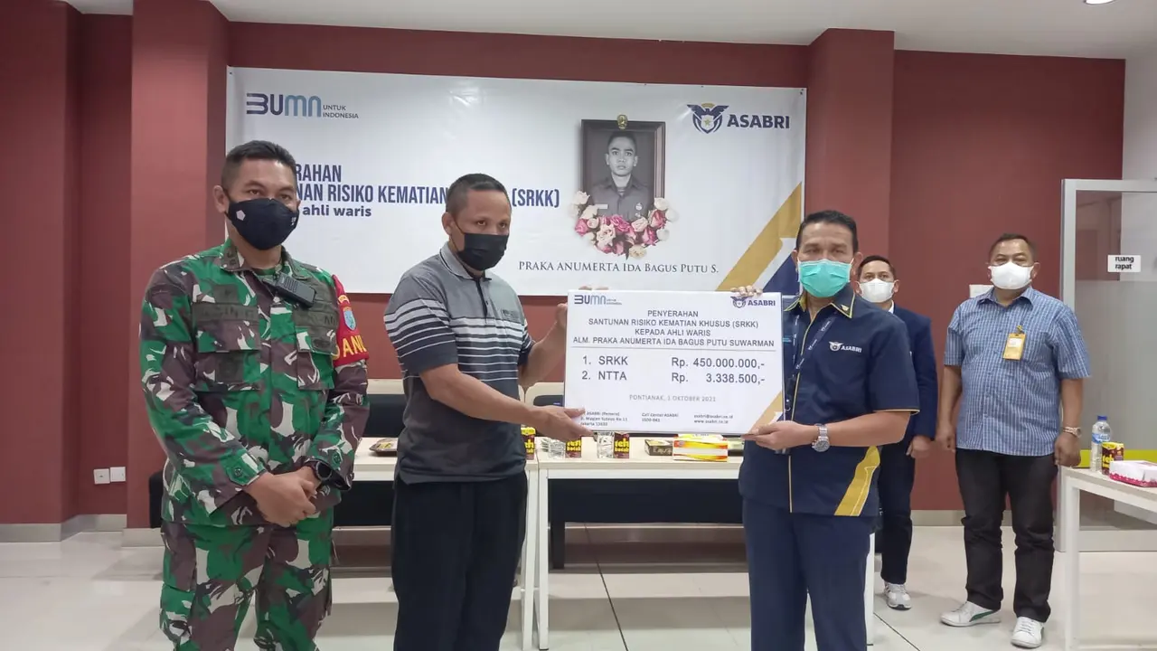 PT ASABRI (Persero) menyerahkan Santunan Risiko Kematian Khusus (SRKK) kepada ahli waris korban KKB di Papua
