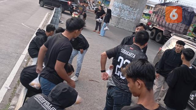 Aksi Suporter Garis Keras Sambernyawa Berbagi Takjil untuk Pengguna Jalan di Kawasan Fly Over Palur