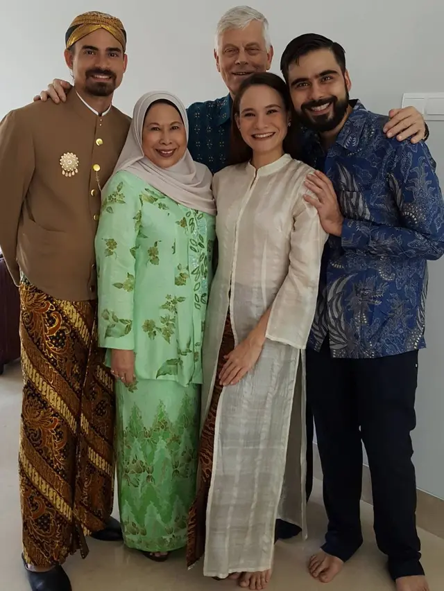Ungkap Curahan Duka, Ini 6 Kenangan Manis Ibunda dan Mendiang Ashraf Sinclair