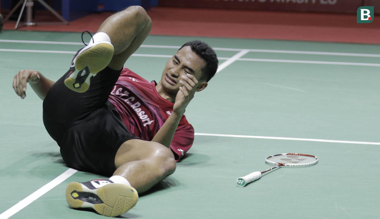 Tunggal putra Indonesia, Tommy Sugiarto, terjatuh saat melawan wakil Taiwan, Chou Tien Chen, pada Indonesia Open di Istora Senayan, Kamis, (5/7/2018). Tommy SUgiarto menang 21-13 14-21 21-18. (Bola.com/M Iqbal Ichsan)