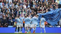 Para pemain Man City merayakan gol ketiga yang dicetak Riyad Mahrez dalam laga semifinal Piala FA melawan Sheffield United di Wembley, Sabtu (22/4/2023) malam WIB. Riyad Mahrez mencetak hattrick dan Man City menang 3-0 untuk mengamankan slot di final Piala FA. (AP Photo/David Cliff)