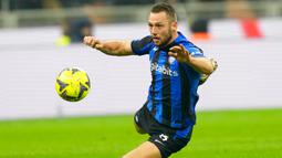 Pemain Inter Milan Stefan de Vrij jatuh ke tanah saat melawan Atalanta pada pertandingan sepak bola perempat final Coppa Italia di Stadion San Siro, Milan, Italia, 31 Januari 2023. Inter Milan menang 1-0 atas Atalanta dan berhasil melaju ke semifinal Coppa Italia. (AP Photo/Antonio Calanni)
