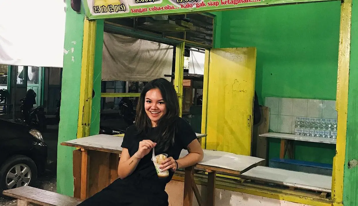 Bahkan saat santai sekalipun, Shafa Harris teramat suka dengan warna serba hitam. Seperti kaus hitam yang simpel dengan celana panjang oversize yang terlihat nyaman. (Liputan6.com/IG/@shafaharris).