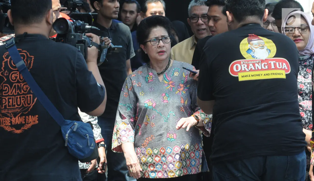 Menkes Nila Moeloek berjalan usai melakukan pertemuan tertutup di Gedung KPK, Jakarta, Rabu (21/8/2019). Pertemuan Lembaga Kebijakan Pengadaan Barang/Jasa Pemerintah (LKPP) membahas tentang peningkatan kualitas dan perbaikan di sektor kesehatan. (merdeka.com/Dwi Narwoko)