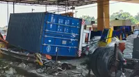 Kecelakaan Truk Kontainer Tabrak Gerbang Tol Ciawi 2: Petugas Terluka &amp; Sopir Kabur