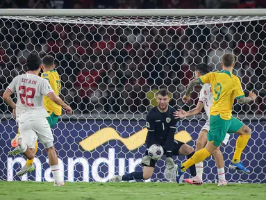 Kiper&nbsp;Timnas Indonesia,&nbsp;Maarten Paes, menangkap bola saat melawan Australia pada laga kedua Grup C Kualifikasi Piala Dunia 2026 Zona Asia di Stadion Utama Gelora Bung Karno (SUGBK), Jakarta Pusat, pada Selasa (10/9/2024). (Bola.com/Bagaskara Lazuardi)