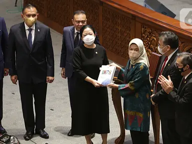 Ketua Badan Pemeriksa Keuangan (BPK) Isma Yatun berfoto bersama pimpinan DPR RI saat Rapat Paripurna ke-23 Masa Persidangan V Tahun Sidang 2021-2022 di Kompleks Parlemen, Senayan, Jakarta, Selasa (24/5/2022). Rapat Paripurna tersebut tentang Penyampaian Ikhtisar Hasil Pemeriksaan Semester (IHPS) II Tahun 2021 serta Penyerahan Laporan Hasil Pemeriksaan (LHP) Semester II Tahun 2021. (Liputan6.com/Angga Yuniar)