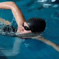 Berenang adalah salah satu olahraga aerobik yang melibatkan seluruh tubuh sekaligus ramah bagi sendi. Selain meningkatkan stamina, berenang juga membantu menurunkan kolesterol secara signifikan. (foto/dok: freepik/jcomp)