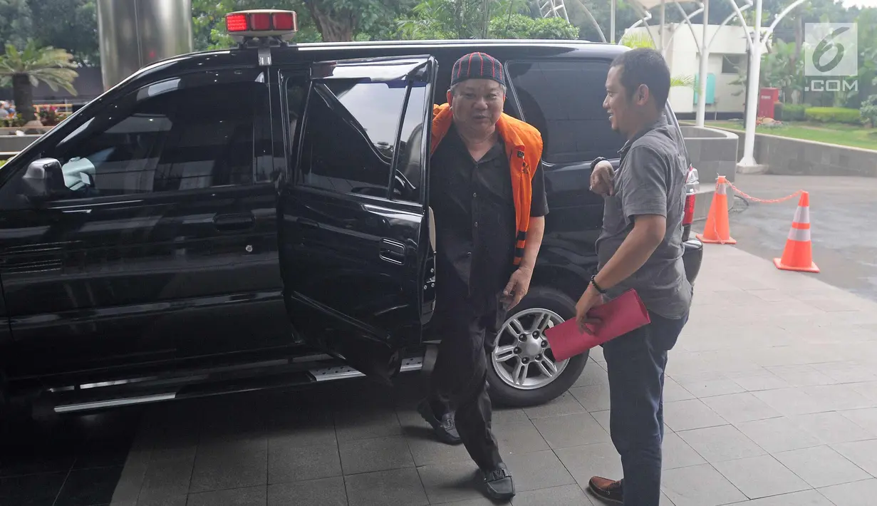 Dirut PT Sawit Golden Prima Hery Susanto Gun alias Abun tiba di gedung KPK, Jakarta, Selasa (13/2). Abun diperiksa sebagai saksi kasus TPPU atas tersangka Bupati Kutai Kartanegara, Kalimantan Timur Nonaktif Rita Widyasari. (Liputan6.com/Herman Zakharia)