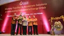Menko Kemaritiman (tengah) dan Menteri ESDM (kedua kanan) berpegangan tangan usai meresmikan pembukaan The Indonesian Petroleum Association Convention and Exhibition (IPA Convex) ke-39 di JCC Senayan, Rabu (20/5). (Liputan6.com/Faizal Fanani)