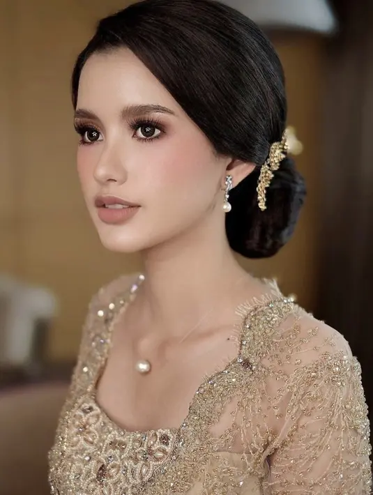 Paduan kebaya emas dengan sentuhan aksesori manis berhasil sempurnakan gaya yang menjanjikan. [Foto: Instagram/ Sarah Menzel]