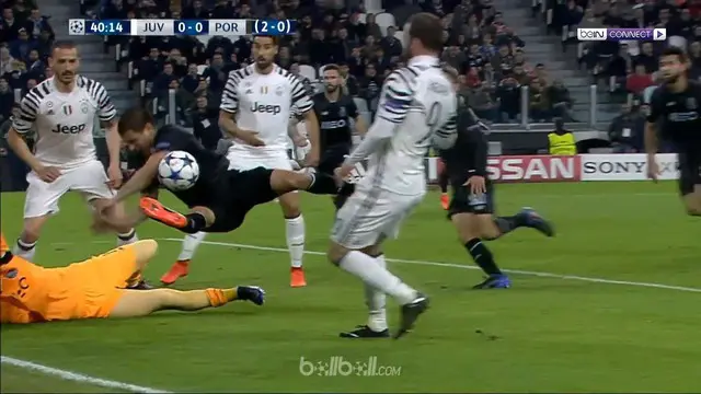 Aksi Konyol Bek FC Porto Menahan Tembakan Higuain dengan Tangan di Liga Champions