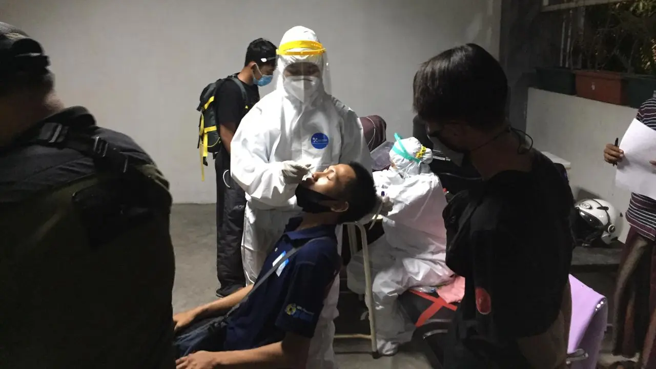 Tim Swab Hunter Surabaya razia prokes di sejumlah kafe. (Dian Kurniwan/Liputan6.com)