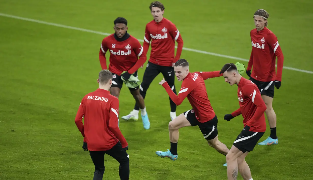 Para pemain Salzburg melakukan pemanasan saat sesi latihan sebelum leg kedua babak 16 besar Liga Champions di Munich, Jerman, Senin (7/3/2022). RB Salzburg akan bertandang ke markas Bayern Munchen di Allianz Arena pada Rabu (9/3) dini hari WIB. (AP Photo/Matthias Schrader)