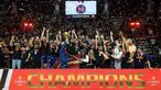 Pemain, pelatih, dan ofisial Pelita Jaya merayakan kemenangan timnya dalam gim ketiga final IBL All Indonesia 2024 yang berlangsung di Hall Basket, Senayan, Jakarta, Sabtu (06/10/2024). Pelita Jaya menang atas Satria Muda dengan skor 75-70. (Bola.com/Bagaskara Lazuardi)