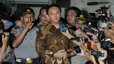 Gubernur DKI Jakarta Basuki Tjahaja Purnama (Ahok) usai menjalani pemeriksaan selama 12 jam di Gedung KPK, Jakarta, Selasa (12/4). Ahok dimintai keterangan terkait kasus dugaan korupsi pengadaan lahan RS Sumber Waras. (Liputan6.com/Helmi Afandi)