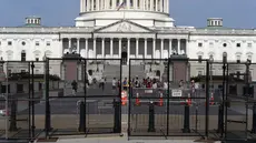 Gedung Capitol AS atau gedung Kongres AS terlihat di balik pagar keamanan sehari sebelum kunjungan Perdana Menteri Israel Benjamin Netanyahu ke Capitol Hill, di Washington, Selasa (23/7/2024). (AP Photo/Jose Luis Magana)