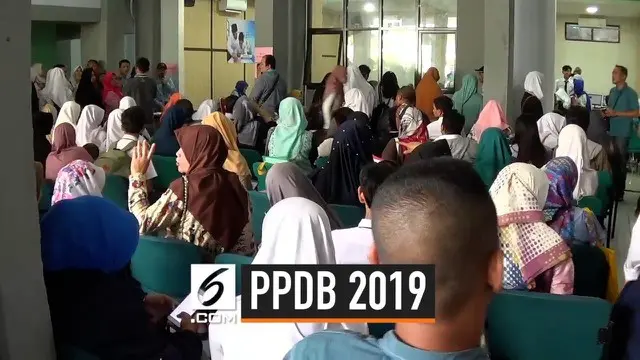 Jalannya Pendaftaran Peserta Didik Baru 2019 di Bogor dipadati oleh jumlah orangtua yang membludak. Antrean bahkan membuat orangtua harus menunggu hingga malam.