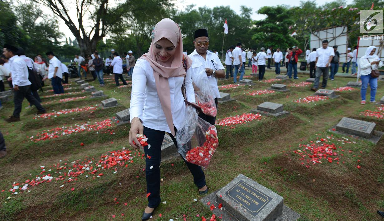 Aktivis Rembuk Nasional Aktivis (RNA) 98 menaburkan bunga di makam korban kerusuhan 98 di TPU Pondok Rangon, Jakarta, Selasa (14/5/2019). 21 tahun tragedi Mei 98 mengisahkan kenangan pilu bagi keluarga korban di mana saat itu diperkirakan 1.217 orang tewas dalam kerusuhan. (merdeka.com/Imam Buhori)